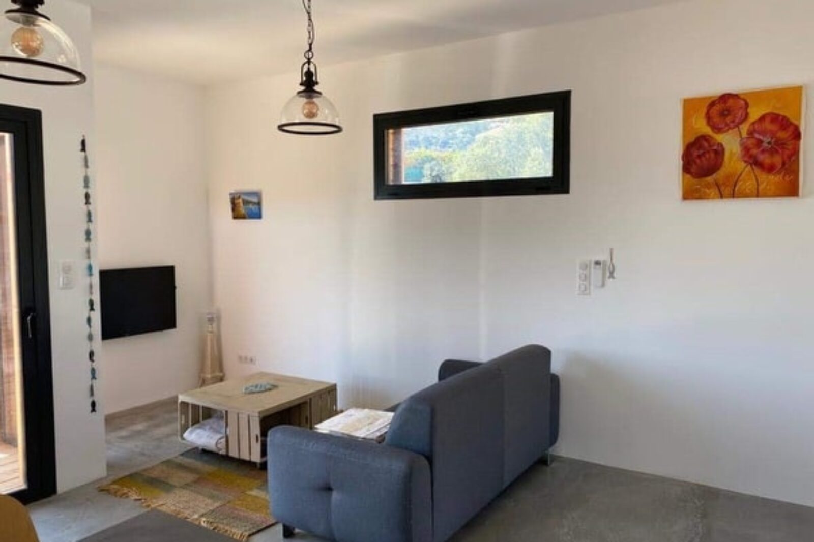 Gite à Sagone duplex avec vue mer, le coin salon avec son canapé et la télé