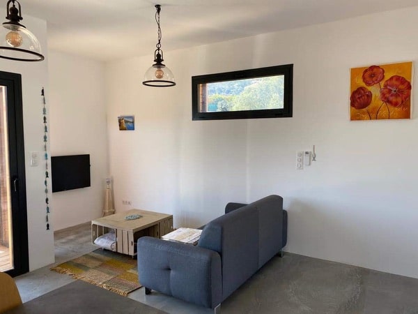 Gite à Sagone duplex avec vue mer, le coin salon avec son canapé et la télé