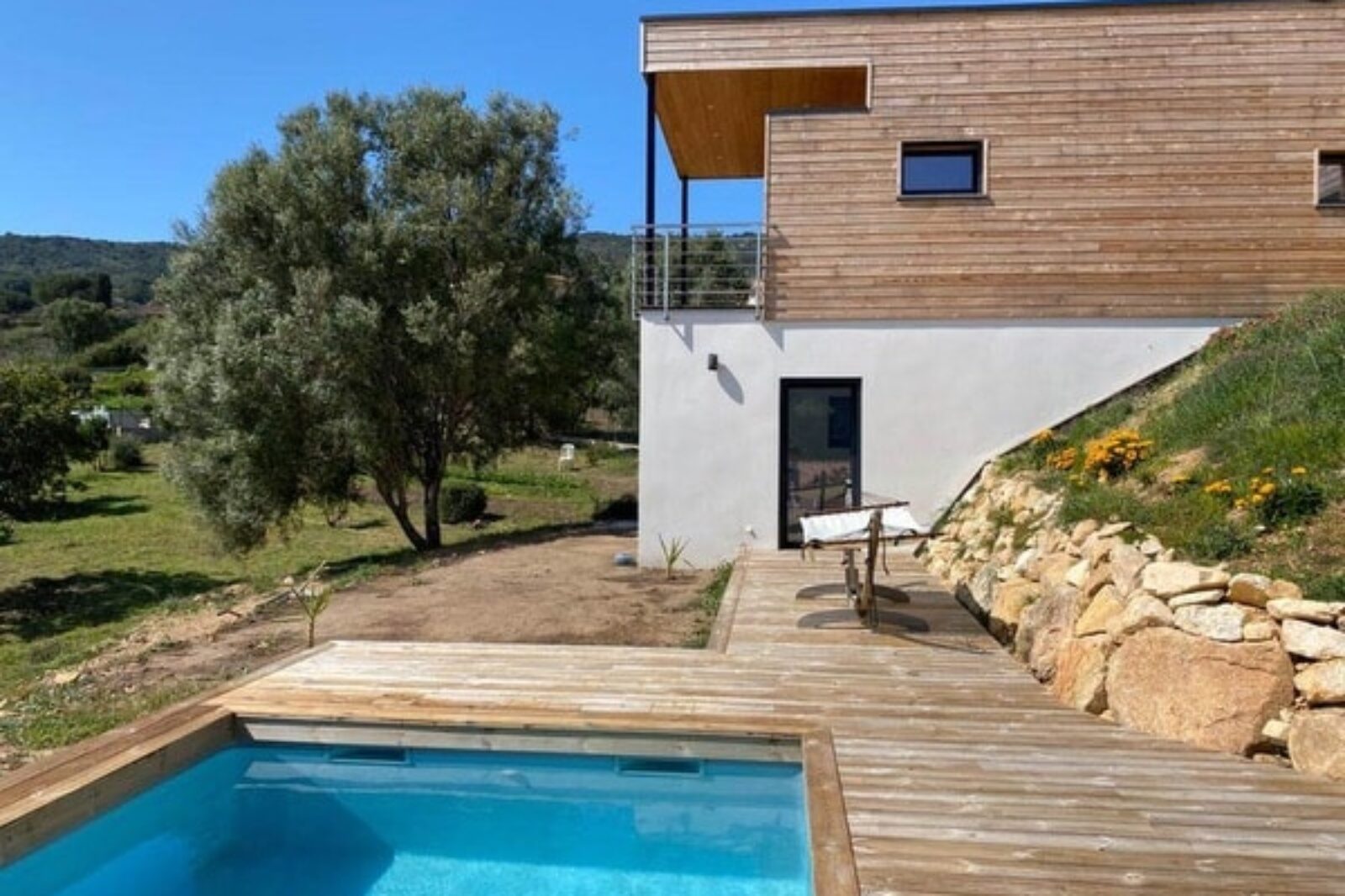 Gite à Sagone duplex avec vue mer, vue sur le gîte depuis la piscine